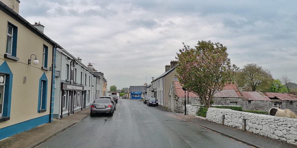 Hauptstraße von Ballycarra am Morgen