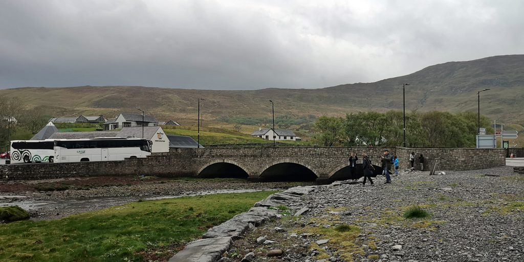 Touristenbusse entern Leenaun