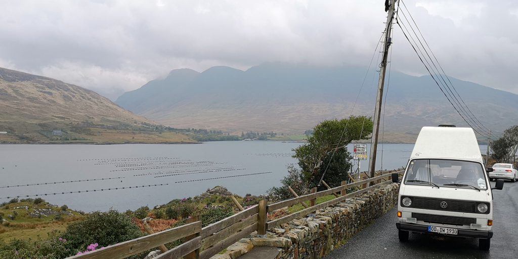 Killary Harbour, Blick Richtung Leenaun mit Muschelfarmen